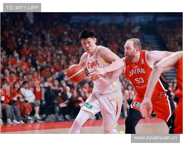 胡金秋穿得比导演还讲究，球场上一秒硬汉，生活里一本时尚杂志？